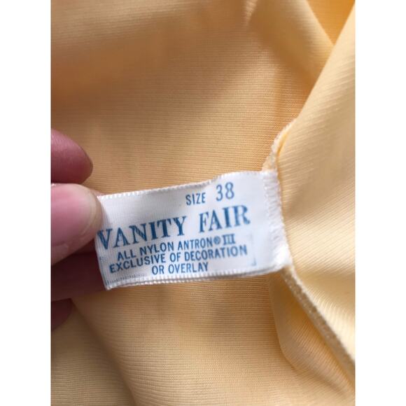 Vintage Vanity Fair buttery yellow house gown/ robe with lace detailing - Picture 10 of 10